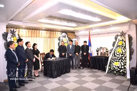 A delegation from the Vietnamese Embassy in the Republic of Korea pays tribute to Xaysomphone Phomvihane, Politburo member of the Lao People's Revolutionary Party and President of the Lao National Assembly, at the Lao Embassy in Seoul on August 11, 2026 (Photo: VNA)