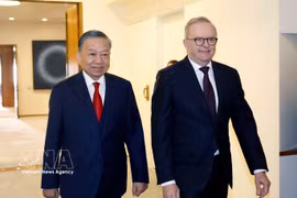 Australian Prime Minister Anthony Albanese (R) welcomes General Secretary of the CPV Central Committee and President To Lam (Photo: VNA)