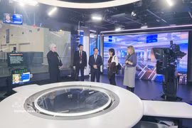 Head of the CPV Central Committee’s Commission for Publicity Trinh Van Quyet tours ABC facility (Photo: VNA)