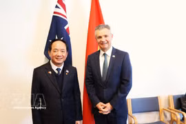 Trinh Van Quyet (left), member of the Political Bureau of the Communist Party of Vietnam (CPV) Central Committee, Secretary of the CPV Central Committee and Chairman of its Commission for Publicity, and Australian Assistant Minister for Foreign Affairs and Trade Matt Thistlethwaite at their meeting in Canberra on August 11, 2026 (Photo: VNA)