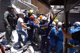 Rescuers search for victims in a building collapsed in Manizales, Colombia, during the earthquake on August 10, 2026 (Photo: Xinhua/VNA) 