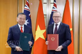 General Secretary of the Central Committee of the Communist Party of Vietnam and State President of Vietnam To Lam (left) and Australian Prime Minister Anthony Albanese exchange the Joint Statement. (Photo: VNA)