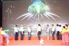 Leaders of Ministry of Agriculture and Environment and An Giang province press the symbolic button to kick off the annual Mekong Delta OCOP forum. (Photo: VNA)