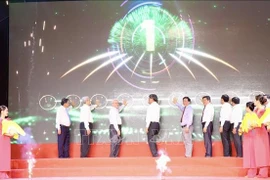 Leaders of Ministry of Agriculture and Environment and An Giang province press the symbolic button to kick off the annual Mekong Delta OCOP forum. (Photo: VNA)