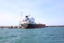 The Au Lac Eagle vessel of Thanh Le import-export corporation docks at the Jetty port of Dung Quat Refinery to receive E10 RON95 biofuel. (Photo: nangluongvietnam.vn)