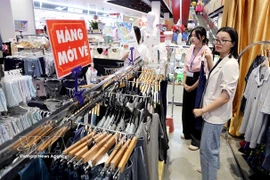 Shoppers at a supermarket in Hung Yen (Photo: VNA)