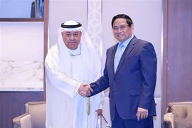Prime Minister Pham Minh Chinh receives Kuwait's Minister of Oil Tariq Suleiman Al-Roumi. (Photo: VNA)