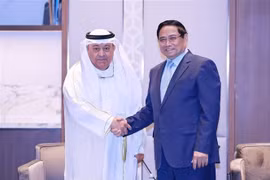 Prime Minister Pham Minh Chinh receives Kuwait's Minister of Oil Tariq Suleiman Al-Roumi. (Photo: VNA)