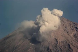 Mount Semeru, located on the border of Lumajang and Malang districts in East Java, erupts. (File Photo: Xinhua/VNA)
