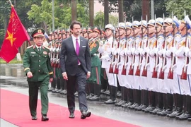 Minister of National Defence General Phan Van Giang (L) and Deputy Prime Minister and Minister of Defence of Slovakia Robert Kaliňák review the Guard of Honour of the Vietnam People's Army on November 18. (Photo: VNA)