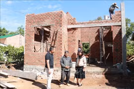 Local authorities inspect the progress of the construction of a house for family of Ksor, a poor household in Ia Hrung commune, Ia Grai district, Gia Lai province (Photo: VNA)
