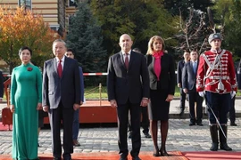 From left: General Secretary of the Communist Party of Vietnam Central Committee To Lam (2nd) and his spouse Ngo Phuong Ly (1st), and Bulgarian President Rumen Radev (3rd) and his spouse Desislava Radeva at the official welcome ceremony for the Vietnamese leader on the morning of October 23 in Sofia. (Photo: VNA)