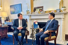 Acting Minister of Industry and Trade Le Manh Hung (right) and US Senator Bill Hagerty of the Republican Party, representing the state of Tennessee. (Photo: VNA)