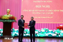 Politburo member, Secretary of the Party Central Committee and Chairman of its Organisation Committee Le Minh Hung (right) hands over the decision to Le Ngoc Quang (Photo: VNA)