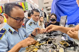 Officials from the Domestic Market Management and Development Department under the Ministry of Industry and Trade conduct direct inspections of “hotspots” for smuggling and counterfeit goods. (Photo: VietnamPlus)