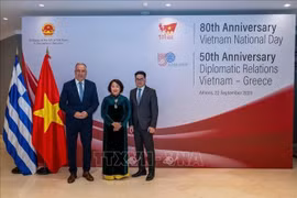 Vietnamese Ambassador to Greece Pham Thi Thu Huong (middle) and Deputy Minister of Development of Greece Stavros Kalafatis (first, left) at the celebration of the 50th anniversary of diplomatic relations between Vietnam and Greece and the 80th National Day of Vietnam, on the evening of September 22, 2025, in Athens. (Photo published by VNA)