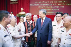 Party General Secretary To Lam (third from right) meets with retired high-ranking public security officers. (Photo: VNA)