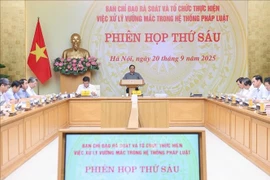 Prime Minister Pham Minh Chinh chairs the sixth meeting of the Steering Committee for reviewing and untangling knots in the legal document system, (Photo: VNA)