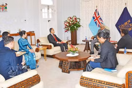 An overview of the meeting between Vietnamese Ambassador to New Zealand concurrently accredited to Fiji Phan Minh Giang and Fijian President Ratu Naiqama Tawakecolati Lalabalavu. (Photo published by VNA)