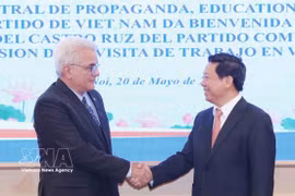 Vice Chairman of the Party Central Committee’s Commission for Information, Education and Mass Mobilisation Tran Thanh Lam (R) receives Director of the Cuba’s Fidel Castro Ruz Centre Dr Rene Gonzalez Barrios in Hanoi on May 20. (Photo: VNA)