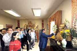 Vietnamese Ambassador to the US Nguyen Quoc Dung and others offer incense in tribute to President Ho Chi Minh in Washington DC on May 19, 2026. (Photo: VNA)