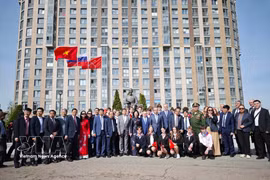 Vietnamese Ambassador to Russia Dang Minh Khoi, Chairman of the St. Petersburg Committee on External Relations Evgeny Grigoriev, Vice Chairman of the committee Vyacheslav Kalganov, and Deputy Chairman of the Legislative Assembly of the city Nikolay Bondarenko led a delegation in laying red carnations before the statue of President Ho Chi Minh (Photo: VNA)