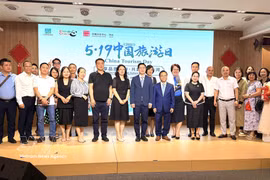 Representatives of participating organisations pose for a group photo at the exchange programme marking China Tourism Day on May 19, 2026. (Photo: VNA) 