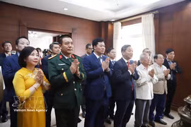 Delegates offer incense in commemoration of President Ho Chi Minh. (Photo: VNA)