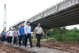 Prime Minister Pham Minh Chinh (front row, 1st from right) the Cao Lanh – An Huu expressway in Dong Thap province (Photo: VNA)