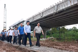 Prime Minister Pham Minh Chinh (front row, 1st from right) the Cao Lanh – An Huu expressway in Dong Thap province (Photo: VNA)
