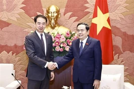 National Assembly (NA) Chairman Tran Thanh Man (R) receives Chinese Ambassador to Vietnam He Wei. (Photo: VNA)