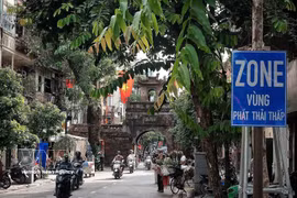 A sign marking a Low Emission Zone stands near the O Quan Chuong gate, one of the gateways to Hanoi's Old Quarter. (Photo: VNA)
