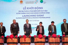 Delegates beat drums to launch the two climate adaptation projects (Photo: nhandan.vn)