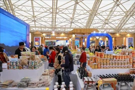People shop at the Autumn Fair 2025 (Photo: VNA)
