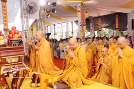 Municipal leaders, representatives of Military Region 7, senior dignitaries of the VBS, Buddhist monks, nuns, followers and local residents attend the ceremony on June 14. (Photo: VNA)