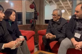 From left: Vietnamese Ambassador to Argentina and Uruguay Ngo Minh Nguyet (2nd) and General Secretary of the Communist Party of Uruguay (PCU) and Minister of Labour and Social Security Juan Castillo (3rd) at their meeting. (Photo: VNA)
