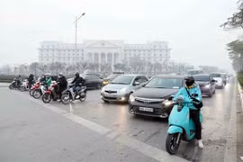 People comply with traffic signals at an intersection in Hanoi. (Photo: VNA)