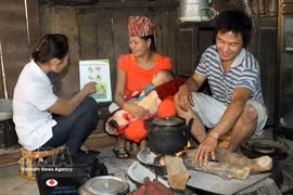 A medical worker gives guidance to a mother on how to care for a newborn in Ta Ca commune, Nghe An province. (Photo: VNA)