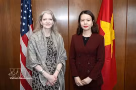 Vietnamese Deputy Minister of Foreign Affairs Nguyen Minh Hang (R) and US Under Secretary of State for Political Affairs Allison Hooker at their meeting in the US. (Photo: VNA)