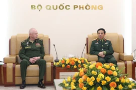 Minister of National Defence Gen. Phan Van Giang (R) and Russian Deputy Minister of National Defence Sen. Lieut. Gen. Alexander Vasilyevich Fomin at their meeting in Hanoi on December 26 (Photo: VNA)