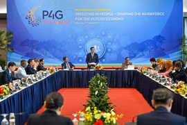 The ministerial discussion chaired by Vietnamese Deputy Minister of Education and Training Nguyen Van Phuc within the framework of the P4G Summit in Hanoi on April 17. (Photo: baovanhoa.vn)