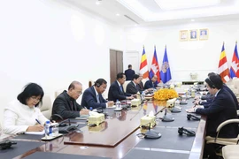 The meeting between Chairman of the Communist Party of Vietnam (CPV) Central Committee’s Commission for External Relations Le Hoai Trung and President of the Cambodian People's Party and President of the Senate Samdech Techo Hun Sen in Phnom Penh (Photo: VNA)