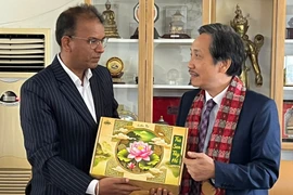 Tran Anh Tuan (right), President of the Vietnam-Nepal Friendship Association, and Dhan Bahadur Oli, Ambassador of Nepal to Thailand and Vietnam. (Photo: Vietnam-Nepal Friendship Association)