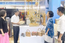 Customers learn about products at the Hanoi Giftshow 2025. (Photo: hanoimoi.vn)