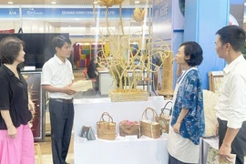 Customers learn about products at the Hanoi Giftshow 2025. (Photo: hanoimoi.vn)