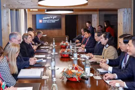 The talks between Vietnamese Prime Minister Pham Minh Chinh and Swiss President Karin Keller-Sutter in Davos on January 21 afternoon (local time). (Photo: VNA)