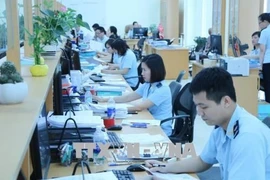 Between January and March, tax authorities conducted nearly 10,000 inspections and audits, proposing financial settlements worth 16.5 trillion VND. (Illustrative photo: VNA)