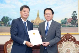 Vietnamese Consul General in Luang Prabang Vu Ngoc Ly (L) presents his credentials to Lao Deputy Minister of Foreign Affairs Anouparb Vongnorkeo in Vientiane on October 23, 2025. (Photo: VNA)
