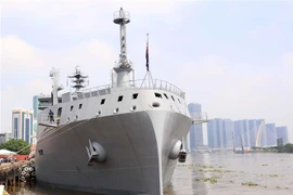 The Royal New Zealand Navy’s largest support ship, HMNZS Aotearoa, docks at Nha Rong–Khanh Hoi International Port on the morning of October 23. (Photo: VNA)
