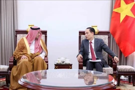 Minister of Foreign Affairs Le Hoai Trung (R) receives outgoing Ambassador of Saudi Arabia to Vietnam Mohammed Ismaeil A. Dahlwy in Hanoi on December 31. (Photo: VNA)
